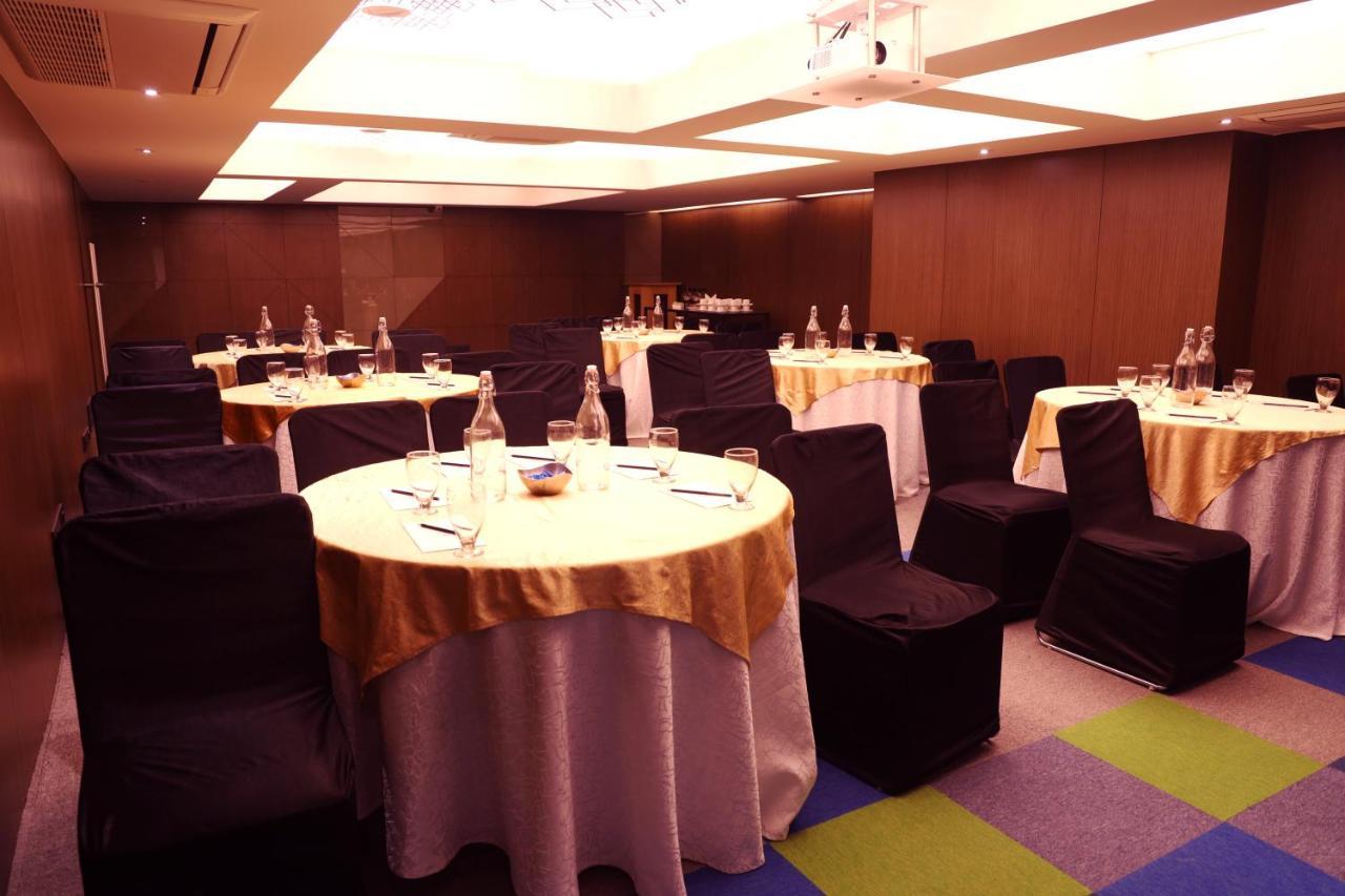 รอยัล ออร์คิด โกลเดน สวีท ปูเน่ Hotel ภายนอก รูปภาพ