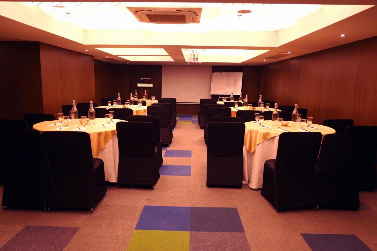 รอยัล ออร์คิด โกลเดน สวีท ปูเน่ Hotel ภายนอก รูปภาพ