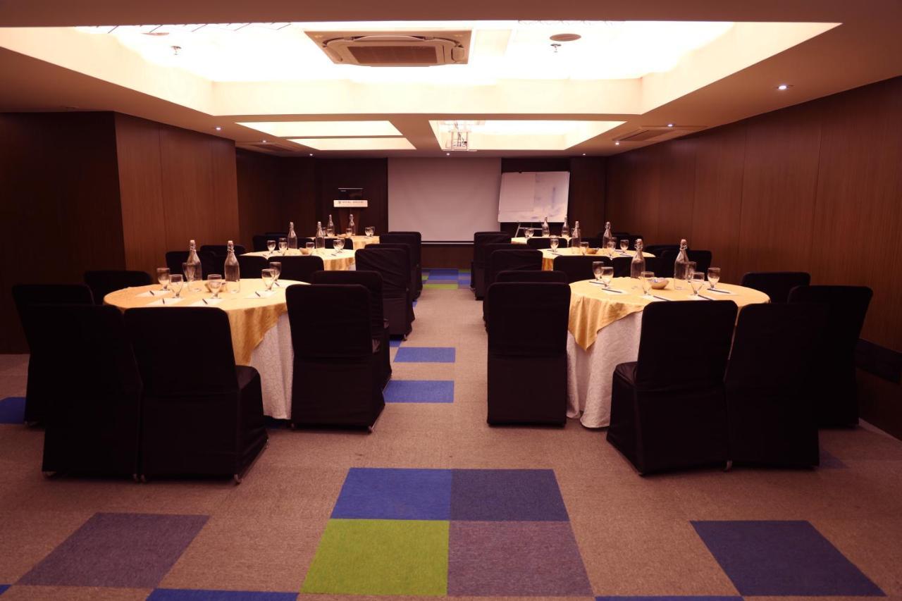 รอยัล ออร์คิด โกลเดน สวีท ปูเน่ Hotel ภายนอก รูปภาพ