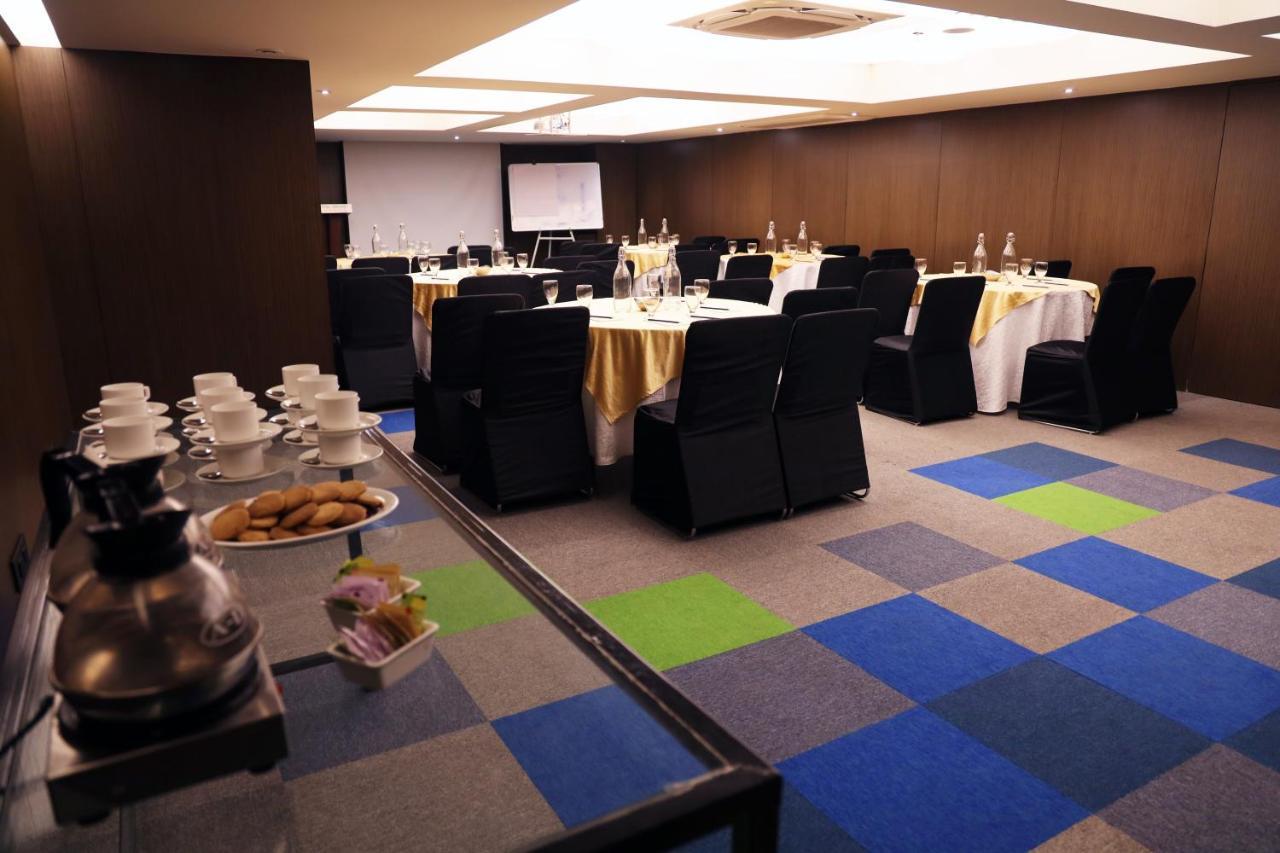 รอยัล ออร์คิด โกลเดน สวีท ปูเน่ Hotel ภายนอก รูปภาพ