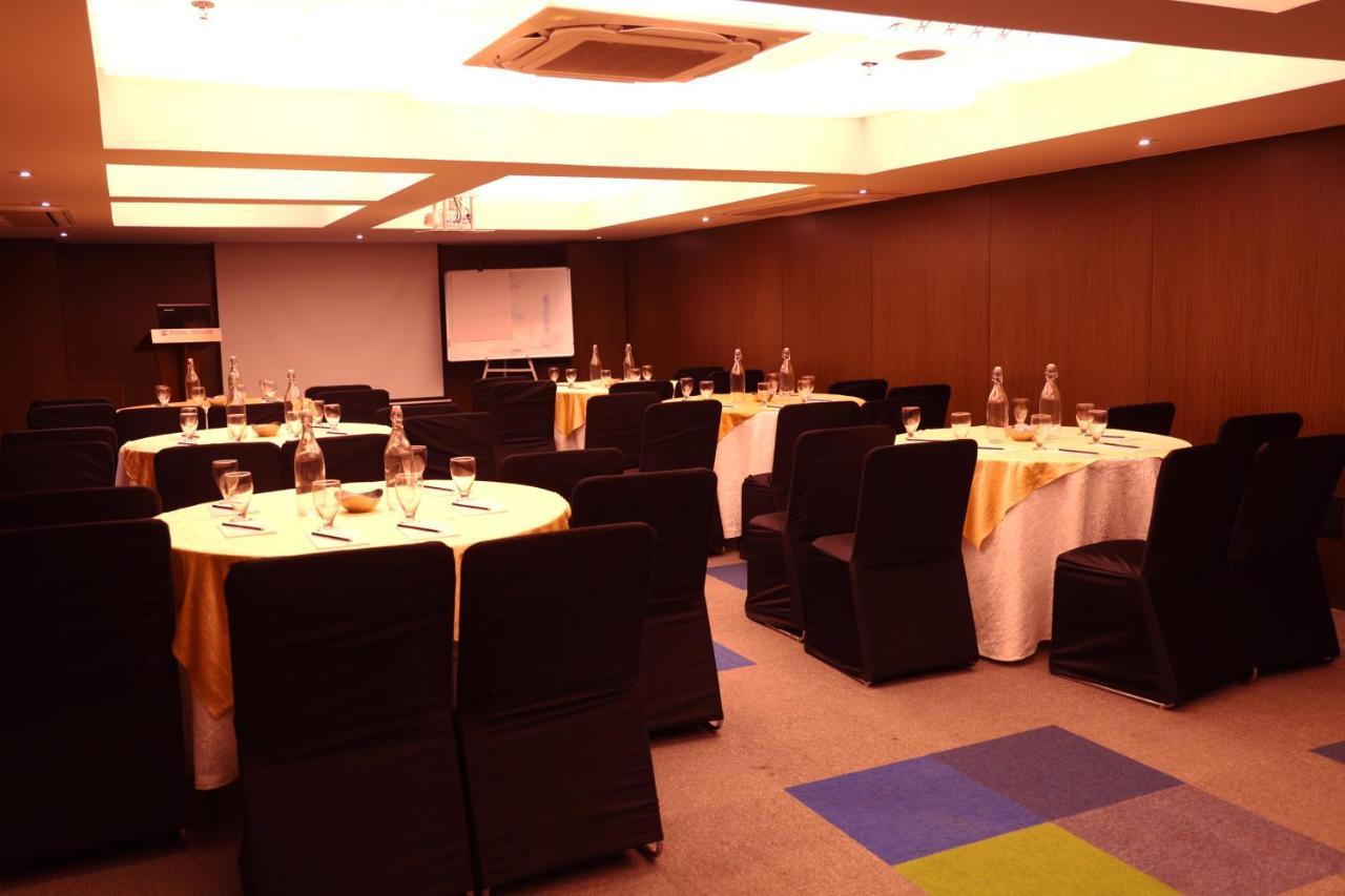 รอยัล ออร์คิด โกลเดน สวีท ปูเน่ Hotel ภายนอก รูปภาพ